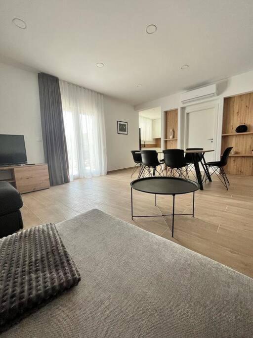 Blue Apartment With Shared Pool Split Bagian luar foto