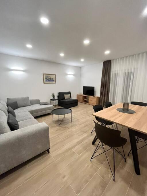 Blue Apartment With Shared Pool Split Bagian luar foto