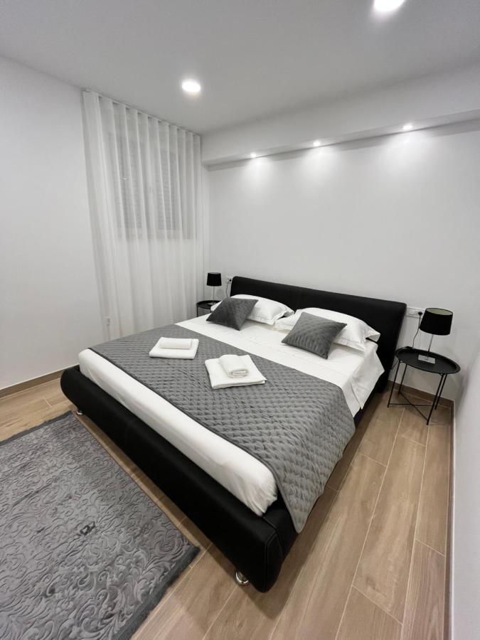 Blue Apartment With Shared Pool Split Bagian luar foto